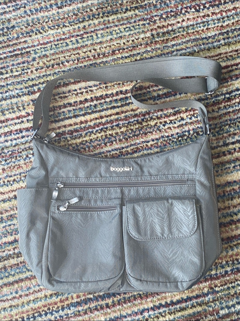 Baggallini Modern Everywhere crossbody in gray tiger print